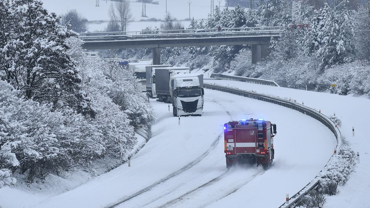Mokrý těžký sníh komplikuje na severu Čech dopravu